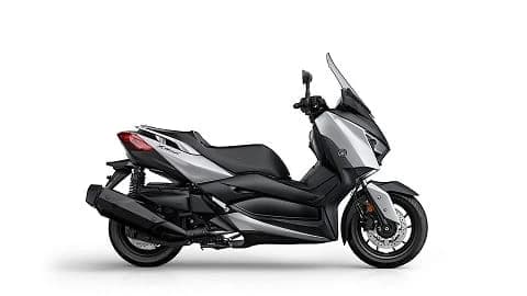 Compania sustine ca noul X-Max 400 ofera mai mult confort si performanta, si este cu mult mai practic.
Motorul monocilindric răcit cu lichid 400 cmc este acum compatibil cu standardele Euro 4 și produce o put...