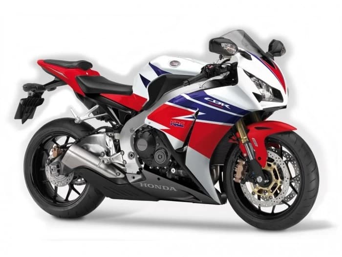 De-a lungul anilor, Honda a adus pe piata unele dintre cele mai bune motociclete sport, de la originalul Ninja 900R al anilor ’80, ZX-11 al anilor ’90 si ZZR 1200 al anilor 2000.
Honda CBR1000RR SP era de...