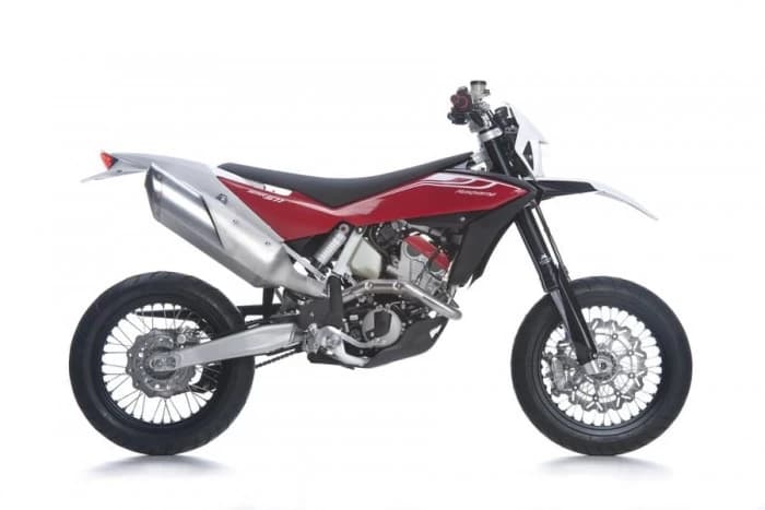 Nu au patru roti, nu sunt ATV-uri sau UTV-uri, ci simple motociclete. Dar brandul de motociclete Husqvarna este recunoscut deja pentru modelel sale off road, motiv pentru care suntem siguri ca atvistii nu se vor supar...