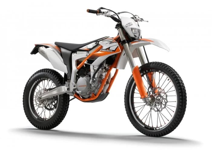 KTM Freeride 350 este o motocicleta agila construita cu increderea si versatilitatea in minte. Comparata cu generatiile trecute, noul Freeride 350 ofera o serie de modificari care ajuta la cresterea eficientei, imbuna...