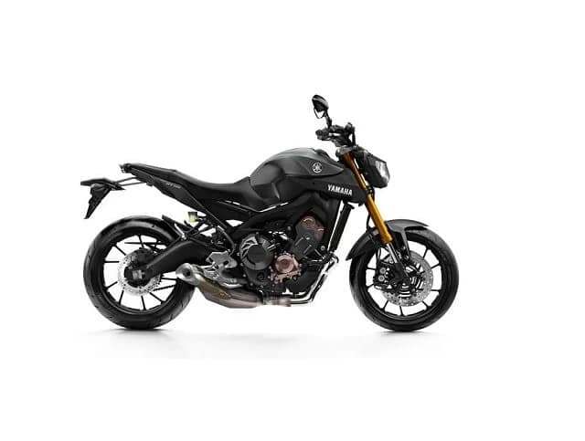 Videoclipul nici macar nu are legatura directa cu modele de motociclete, fiind o filmare de promovare a unei companii japoneze de echipamente moto de protectie, iar calare pe aparitia insolita este nimeni altul d...