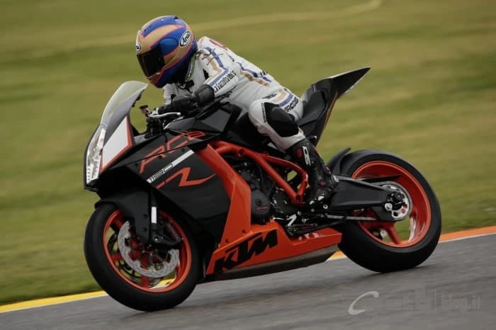 Arata extrem de bine incat nu ne-am putut abtine sa nu va facem putin in ciuda si sa va aratam cam cum se comporta versiunea 2011 KTM RC8R. Pusa pe circuit, bestia cu motor de 1200cc si 175cp tinuti in frau la 10500rp...