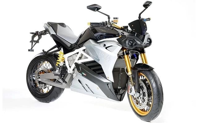Energica Eva a debutat din nou la salonul international moto EICMA 2015 de la Milano. Nu, nu e vorba de o greseala de exprimare in sintagma “a debutat din nou”, aparent ilogica, dar chiar asta s-a intampla...