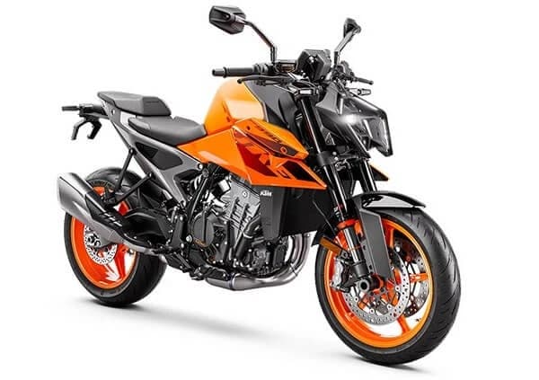 Rok Bagaros, cunoscut pentru acrobatiile sale indraznete cu motociclete, povesteste despre cum e sa treci de la KTM 200 la 990 DUKE.