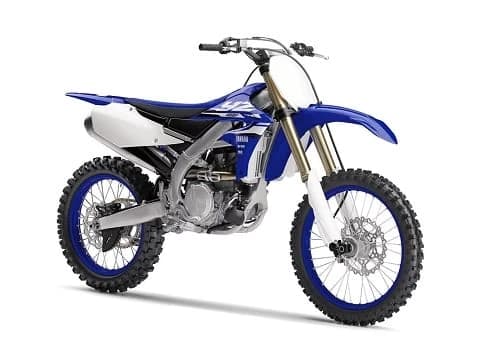 Noua motocicleta motocross 2018 Yamaha YZ450F paseste in cu totul alta dimensiune, dincolo de lucrurile pe care le intalnim la un model nou, suspensii updatate, motor revizuit, radiatoare noi, transmisie redesenata, c...