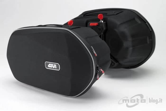 Givi a trecut la versiunea 3D pentru gama de genti pe care a pus-o recent pe piata. Imbinand utilul cu placutul, Givi a creat o colectie ale carei elemente atrag privirea datorita designului deosebit. Confectionate di...