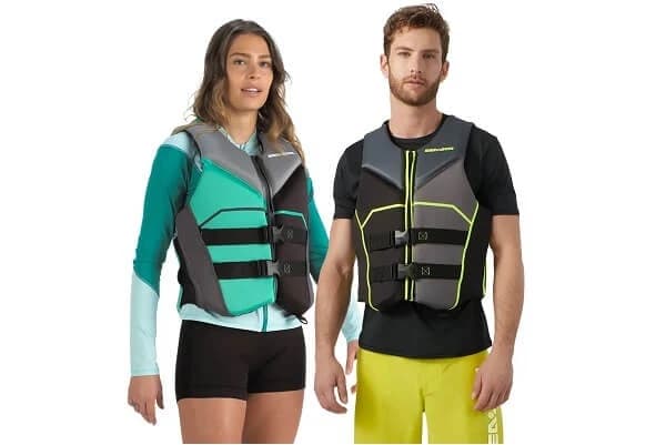 Alege o vesta flotabilitate potrivita pentru tine in functie de stilul de riding, necesitati si buget! Descopera aventura pe mare cu Sea-Doo!