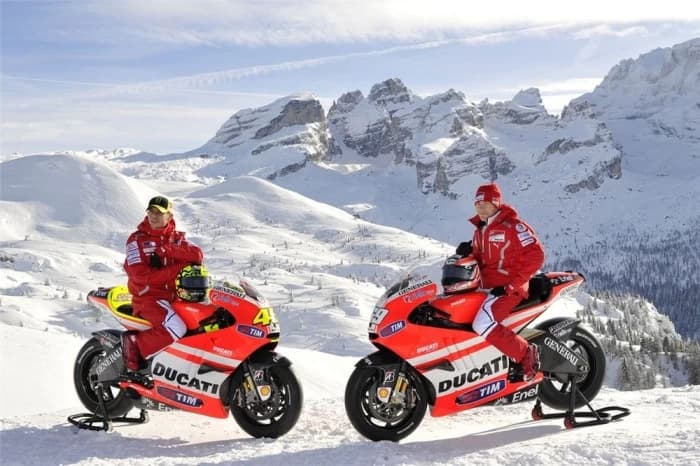 In sfarsit, Ducati Desmosedici GP11 a fost dezvelita. Urmariti clipul oficial Ducati in care, evident, ii veti putea vedea pe cei doi piloti de motociclete profesionisti ai echipei, Valentino Rossi si Nicky Hayden. Va...