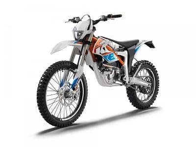 Honda a sugerat că va lansa un scuter electric până în 2018, deci luna noiembrie ar putea fi momentul pentru marea dezvăluire?
La sfârșitul lui 2014, în timpul lansării C-Evolution, seful de p...