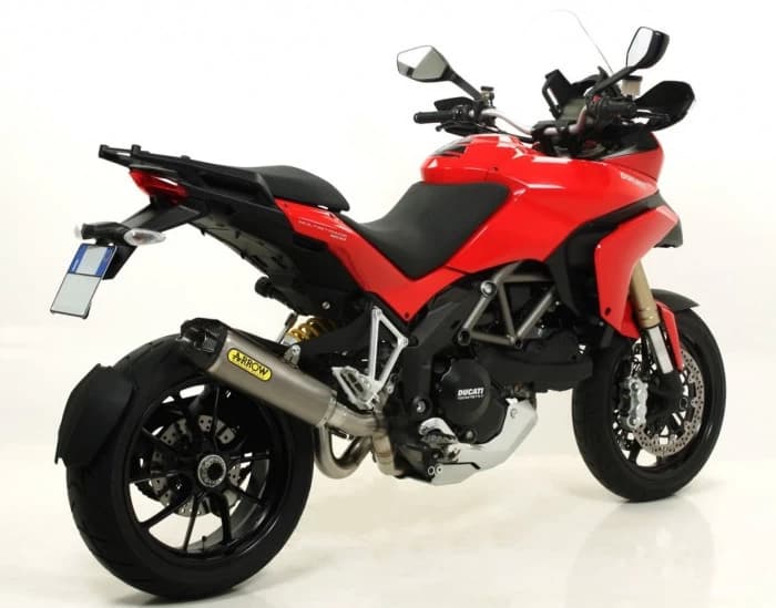 Arrow s-a imprietenit iar cu Ducati Multistrada 1200 si, in semn de afectiune, i-a oferit un nou sistem de evacuare care sa faca aceasta superba motocicleta de neegalat atunci cand iese pe strada.
Kitul este confect...