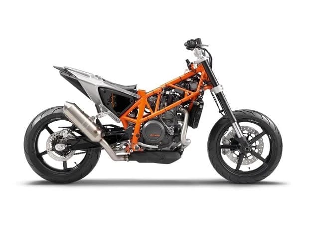 In luna august apareau cateva imagini-spion cu semnul intrebarii, in noiembrie era expus in cadrul salonului EICMA de la Milano drept concept/prototip/etc. iar acum a aparut si un video-teaser avand ca obiect KTM 790 ...