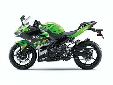 Modelul 2018 Kawasaki Ninja 400 a fost lansat acum doua zile la Salonul Auto de la Tokyo.
Înlocuind modelul Kawasaki Ninja 300, Kawasaki Ninja 400 este noul entry-level al Team Green și ajută producatorul japon...