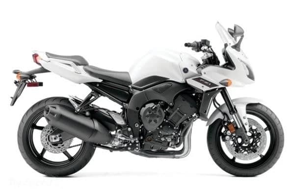 Practica si confortabila dar agila si rapida, "Yamaha FZ1" este gata de distractie la fiecare cursa.
Aceasta motocicleta cantareste doar 220 kg si este alimentata de un motor racit cu lichid cu 4 cilindri in li...