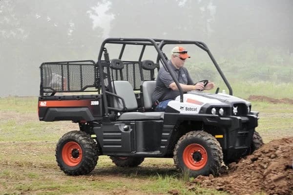 Tomcat? Pussycat? Nu, este Bobcat, cel mai mic din familia vehiculelor utilitare, ideal pentru cei care detin o mica ferma sau un teren la tara si au nevoie de o masinuta care sa le faca toate treburile gospodariei.
...