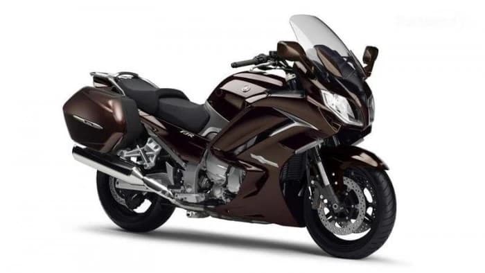 
Yamaha FJR1300AE este o motocicleta tour moderna care vine echipata cu tot ceea ce este necesar pentru a avea parte de calatorii pe distante lungi fara probleme.Printre caracteristicile oferite de Yamaha FJR13...
