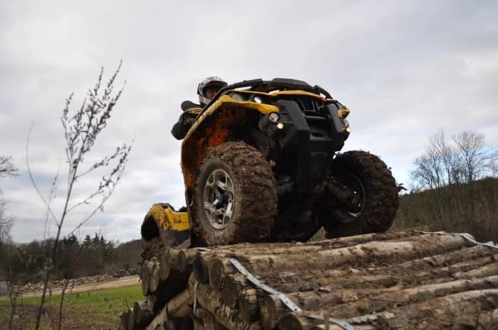 Cunoasterea terenului
Pentru a obtine cea mai mare satisfactie din plimbarea dumneavoastra, va trebui sa cunoasteti terenul pe care veti conduce si ceea ce poate face ATV-ul vs. Alegeti cu grija locul de pl...